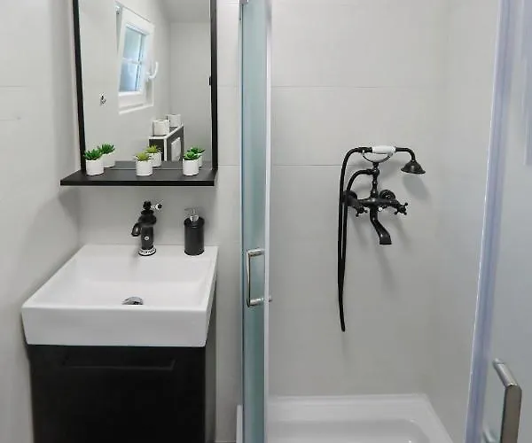 Nyaraló Stone Diamond *